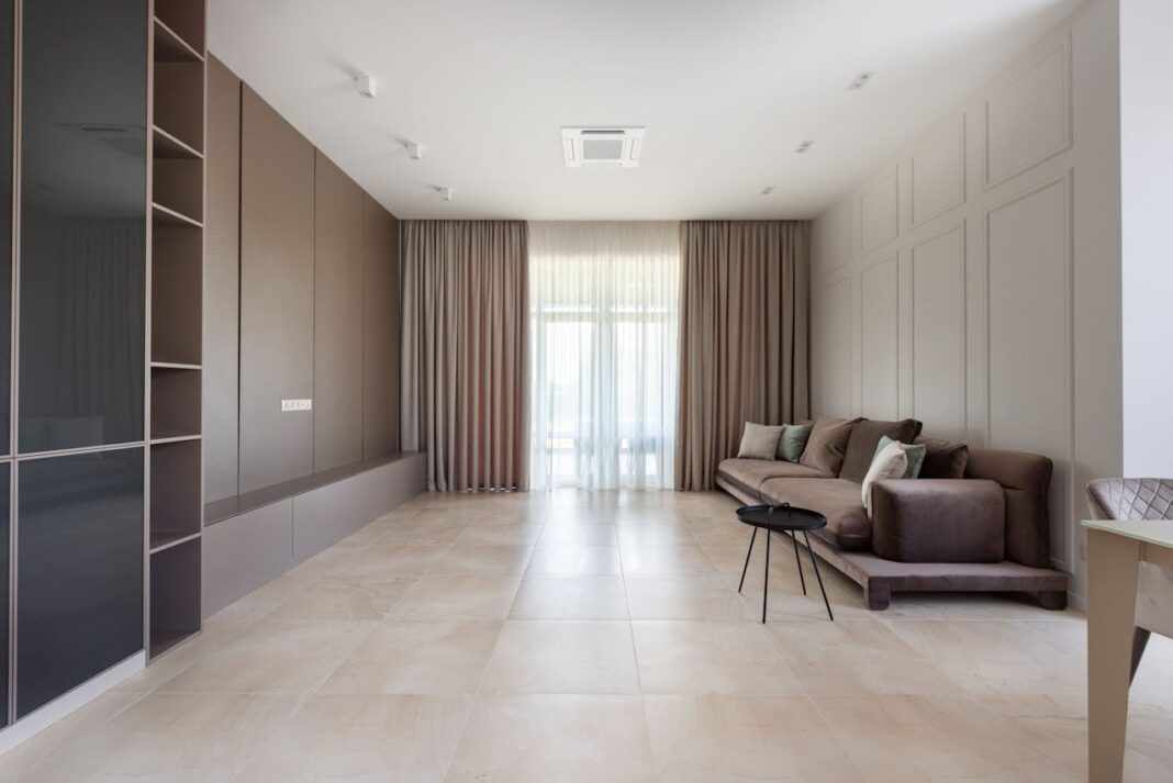 Jaka odległość firanki od ściany? Poradnik i wymiary dla aranżacji okien