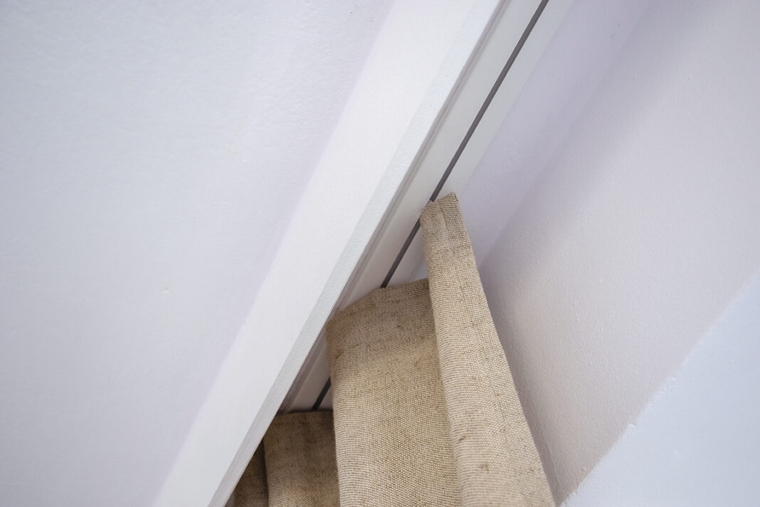 Jaka odległość karnisza od ściany? Idealny dystans dla pięknych zasłon